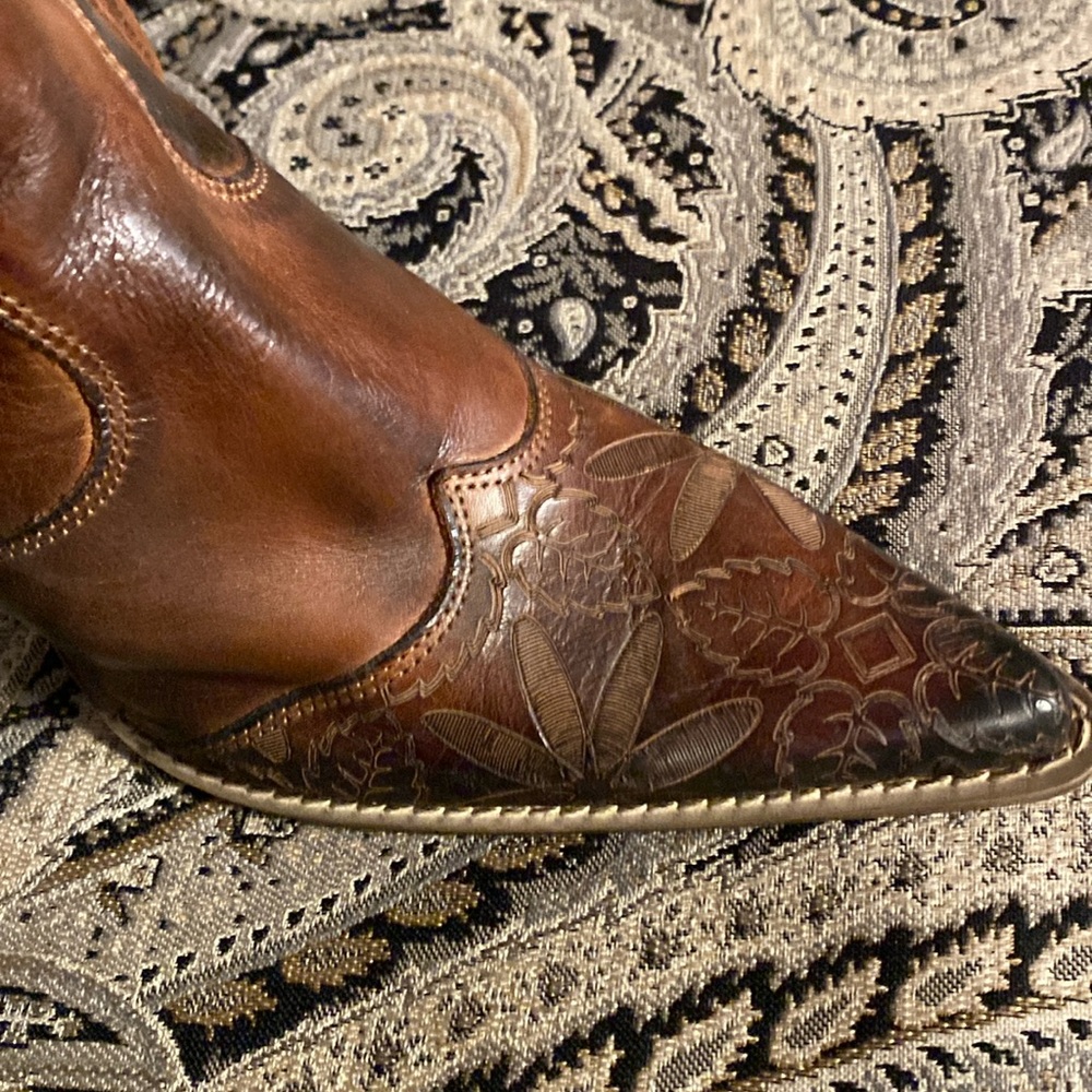 Beautiful GAJA tooled leather boots. Made in Italy. Size 37